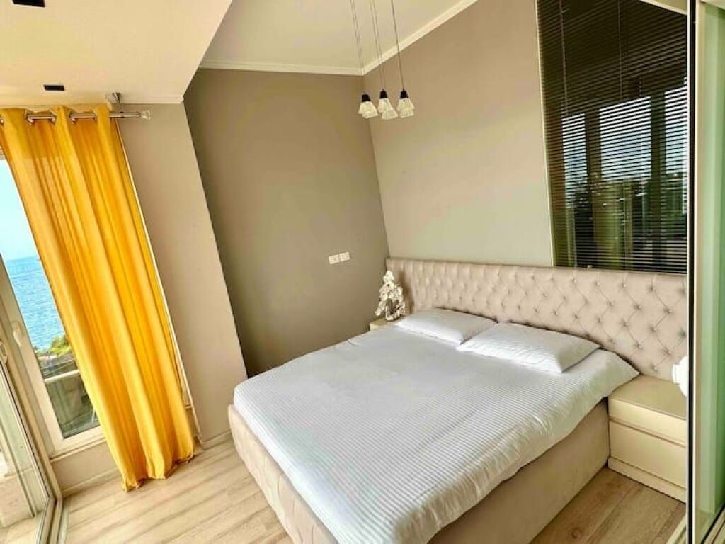 Apartament me Pamje të Plotë nga Deti dhe Tarracë të Madhe – Marina Bay, Vlorë