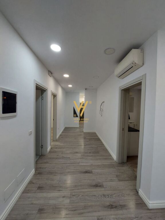 JEPET ZYRE 416 M2 ME QERA TE KOMUNA E PARISIT 4.500 EURO
