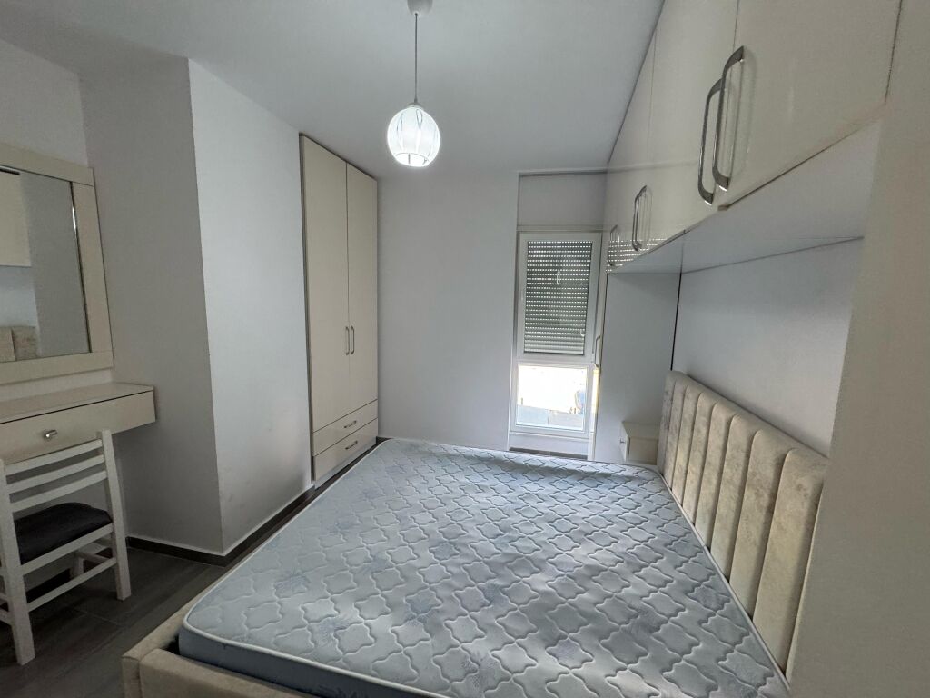 Apartment 1+1 for rent – Ali Demi, Darling Complex  • Location: Ali Demi, Darling Complex  • Typology: 1 bedroom + living room  • Floor: 3 • Price: 45,000 lek / month  The apartment is located in a quiet and family complex, with easy access to transport and various services.  For more information, contact