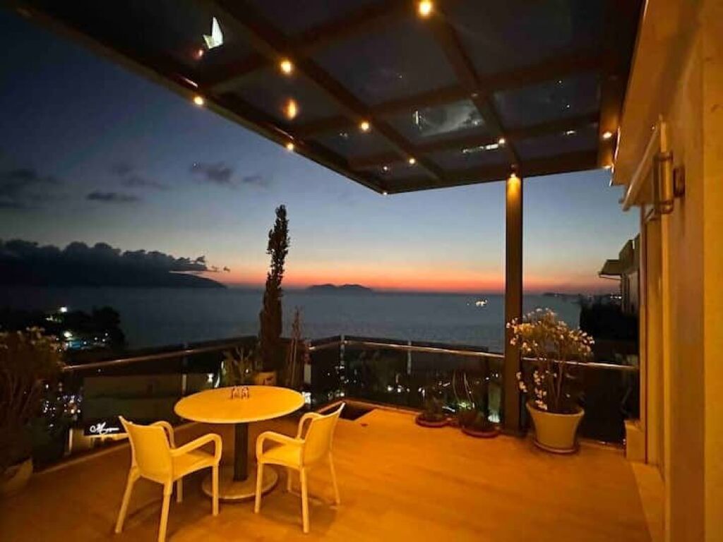 Apartament me Pamje të Plotë nga Deti dhe Tarracë të Madhe – Marina Bay, Vlorë