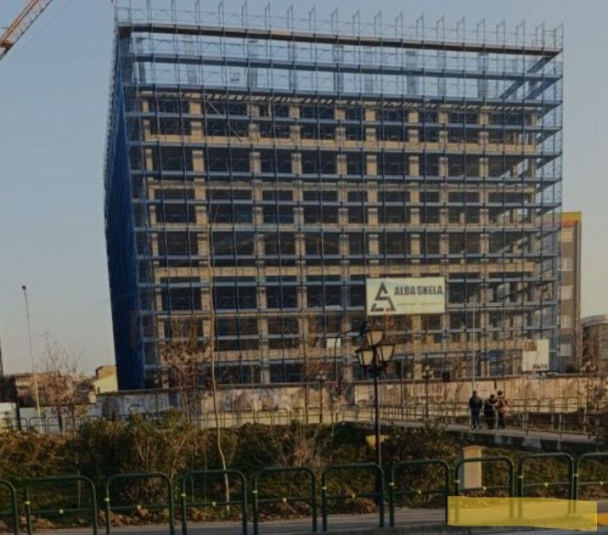 Shitet, Apartament 3+1+2+Post parkimi, Bulevardi Bajram Curri, Tiranë.
