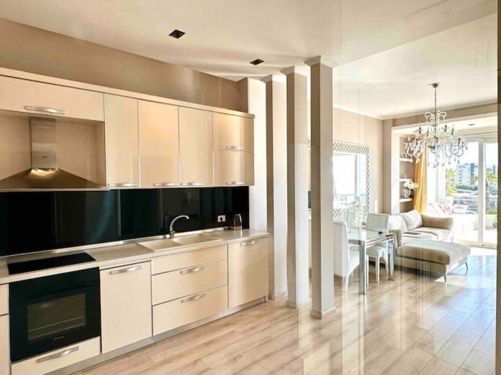 Apartament me Pamje të Plotë nga Deti dhe Tarracë të Madhe – Marina Bay, Vlorë