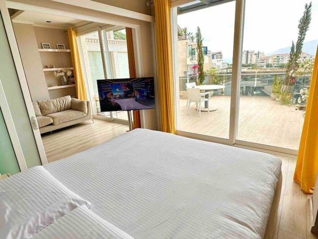 Apartament me Pamje të Plotë nga Deti dhe Tarracë të Madhe – Marina Bay, Vlorë