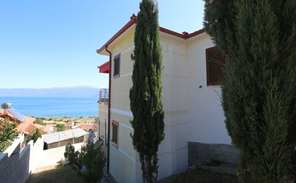 🏡 Villa su 2 Piani in Vendita – 3 km dall'Ingresso di Pogradec