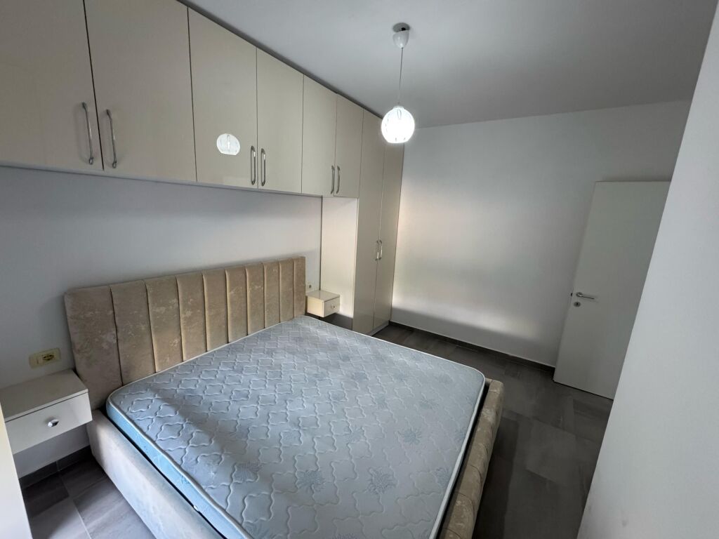 Apartment 1+1 for rent – Ali Demi, Darling Complex  • Location: Ali Demi, Darling Complex  • Typology: 1 bedroom + living room  • Floor: 3 • Price: 45,000 lek / month  The apartment is located in a quiet and family complex, with easy access to transport and various services.  For more information, contact