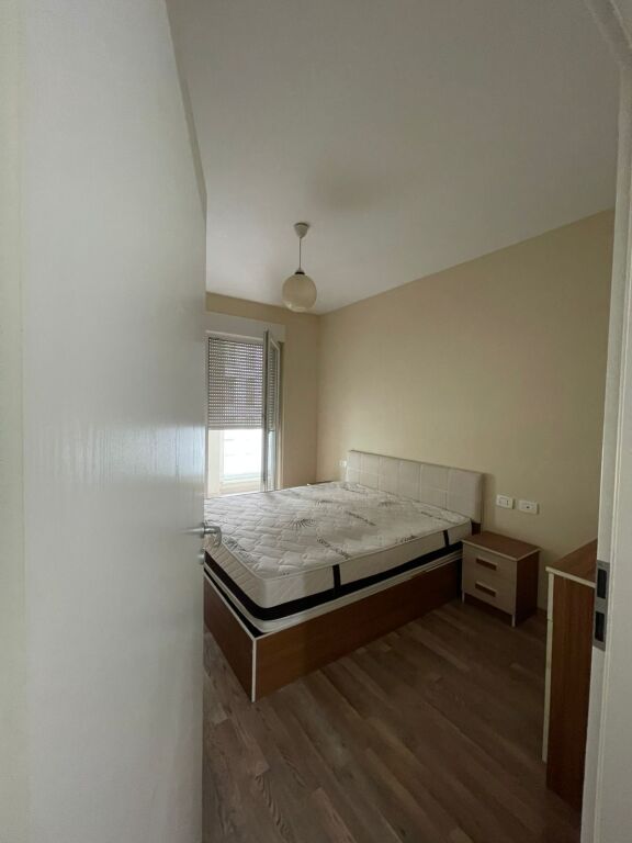 Affittasi appartamento 1+1 📍 Siri Kodra 🏢 Palazzina nuova, con ascensore 🛋️ Completamente arredato ✨ Ambiente regolare e luminoso 💶 Prezzo: 500 € / mese