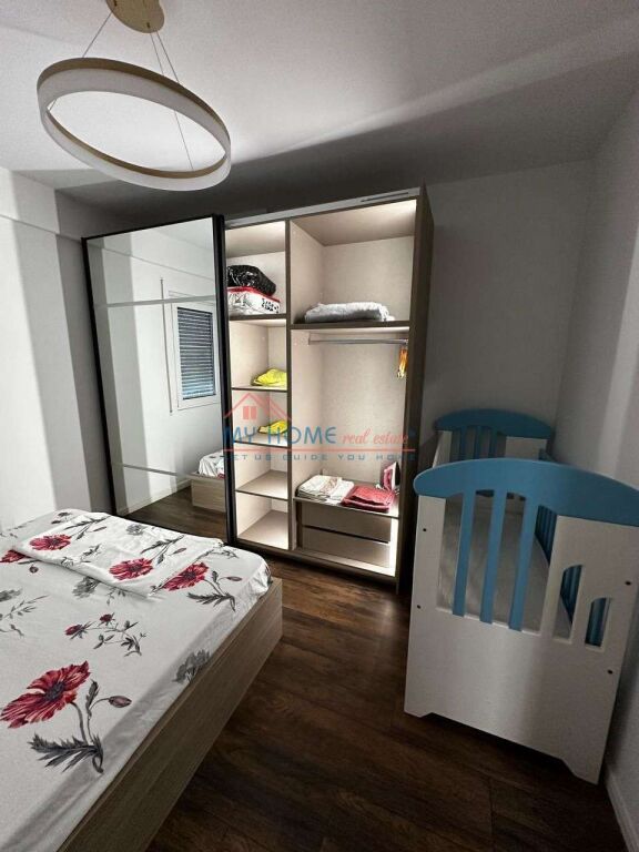 Apartament 1+1 me qera tek Komuna e Parisit ne Tirane