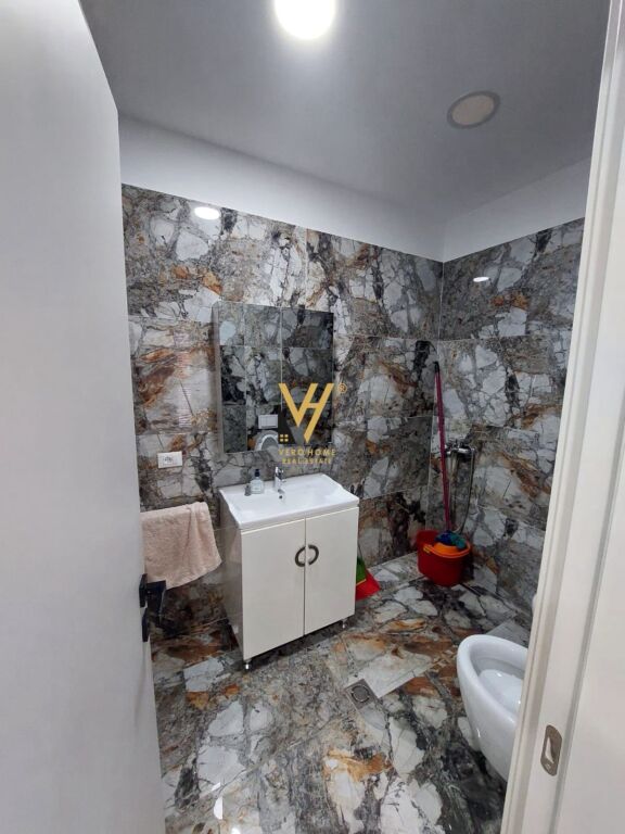 JEPET ZYRE 416 M2 ME QERA TE KOMUNA E PARISIT 4.500 EURO
