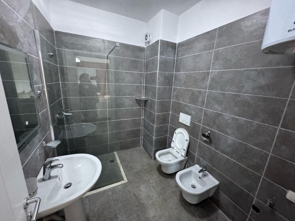 Apartment 1+1 for rent – Ali Demi, Darling Complex  • Location: Ali Demi, Darling Complex  • Typology: 1 bedroom + living room  • Floor: 3 • Price: 45,000 lek / month  The apartment is located in a quiet and family complex, with easy access to transport and various services.  For more information, contact