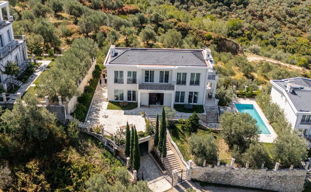 VILLA CON PISCINA IN AFFITTO AL LAGO ASCIUTTO !