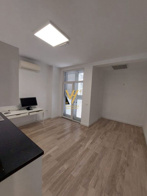 JEPET ZYRE 416 M2 ME QERA TE KOMUNA E PARISIT 4.500 EURO
