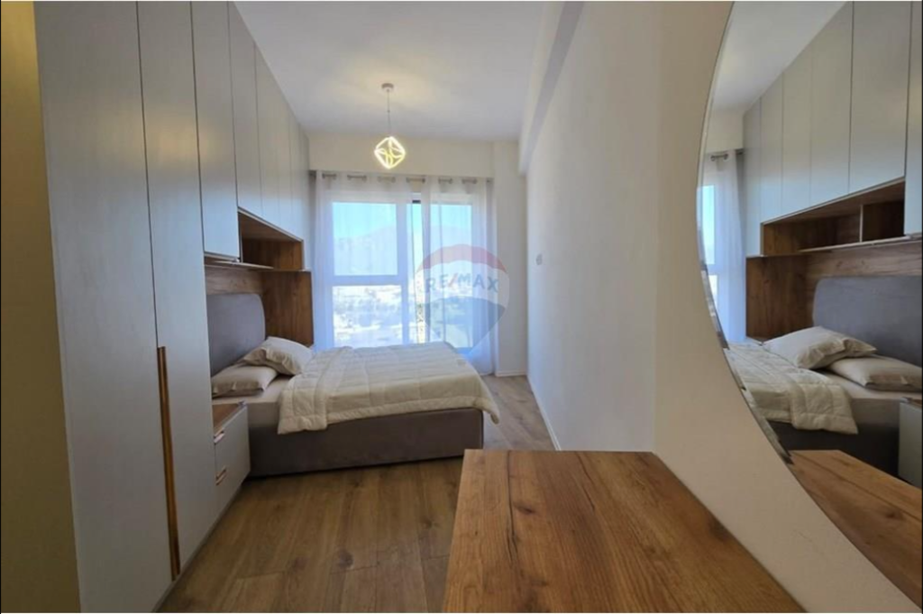 Apartament per shitje 2+1+2 + post parkimi tek Bulevardi i Ri