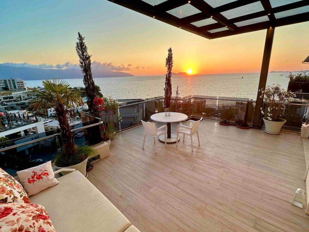 Apartament me Pamje të Plotë nga Deti dhe Tarracë të Madhe – Marina Bay, Vlorë