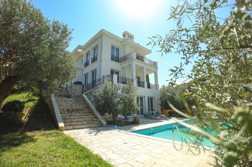 VILLA CON PISCINA IN AFFITTO AL LAGO ASCIUTTO !
