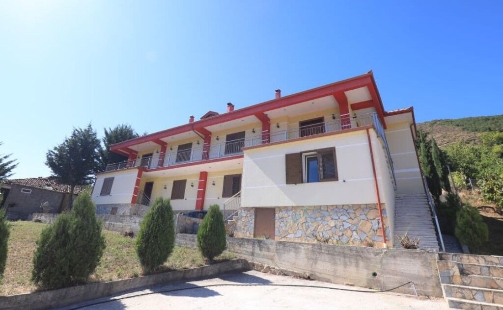 🏡 Villa su 2 Piani in Vendita – 3 km dall'Ingresso di Pogradec