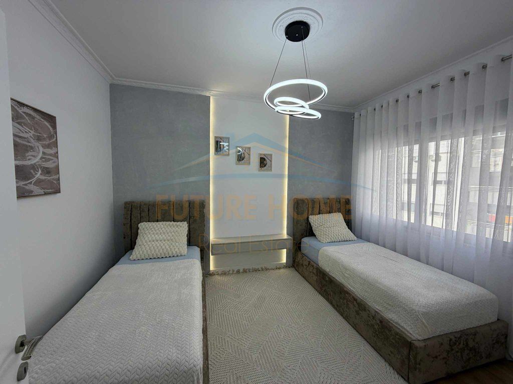 Shitet , Apartament 2+1+2 Unaza e Re, Tirane