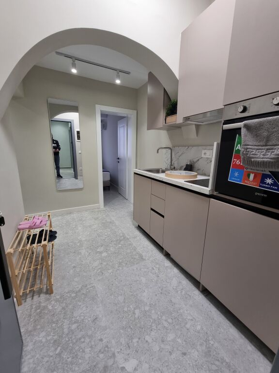 SHITEN  DY APARTAMENTE – RRUGA E KAVAJËS (KRYQËZIMI 21 DHJETORIT) ▪️ Kati 5 banim (pallat ekzistues, pa ashensor) ▪️ Sipërfaqe: 65 m² në total, te mobiluar, me hipoteke. ▪️ Apartamenti i  përshtatshëm për banim ose investim B&B  💶 Çmimi: 200.000 € - Widok 2