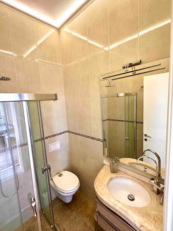 Apartament me Pamje të Plotë nga Deti dhe Tarracë të Madhe – Marina Bay, Vlorë