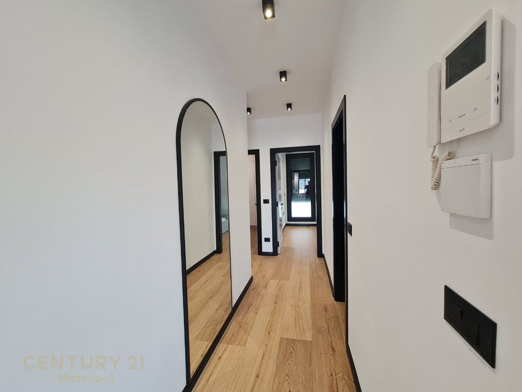 Ofrohet Apartament 3+1+2 për Qira me Verande, pranë Qendrës Tregtare TEG! 2,000 € /Muaj