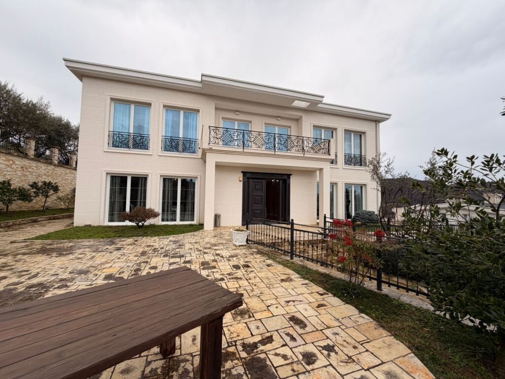 VILLA CON PISCINA IN AFFITTO AL LAGO ASCIUTTO !