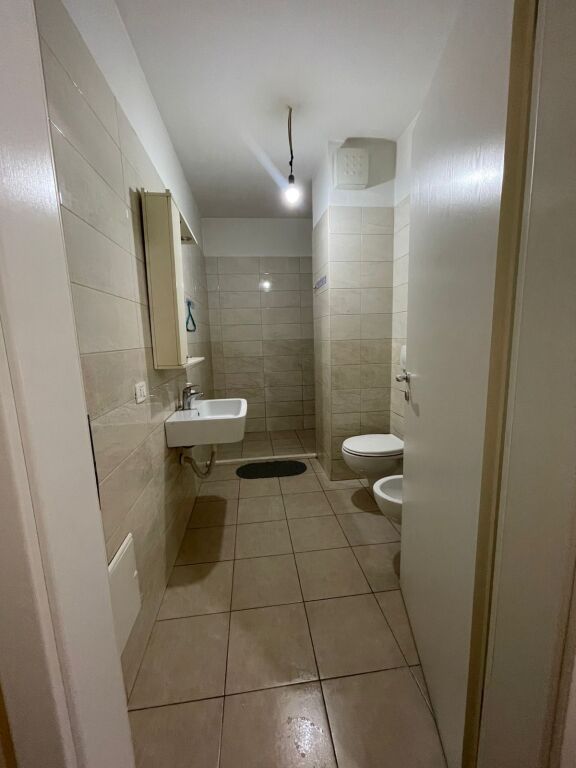 Affittasi appartamento 1+1 📍 Siri Kodra 🏢 Palazzina nuova, con ascensore 🛋️ Completamente arredato ✨ Ambiente regolare e luminoso 💶 Prezzo: 500 € / mese