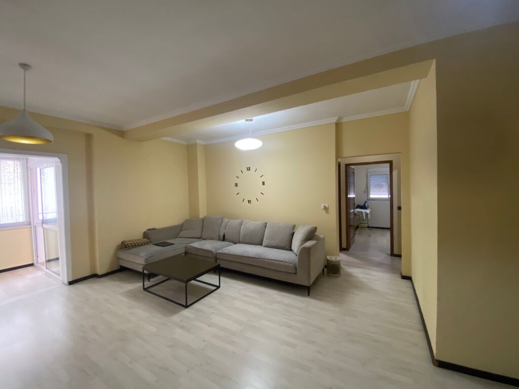 Super apartament 2+1+2, Hotel Queen, Komuna e Parisit