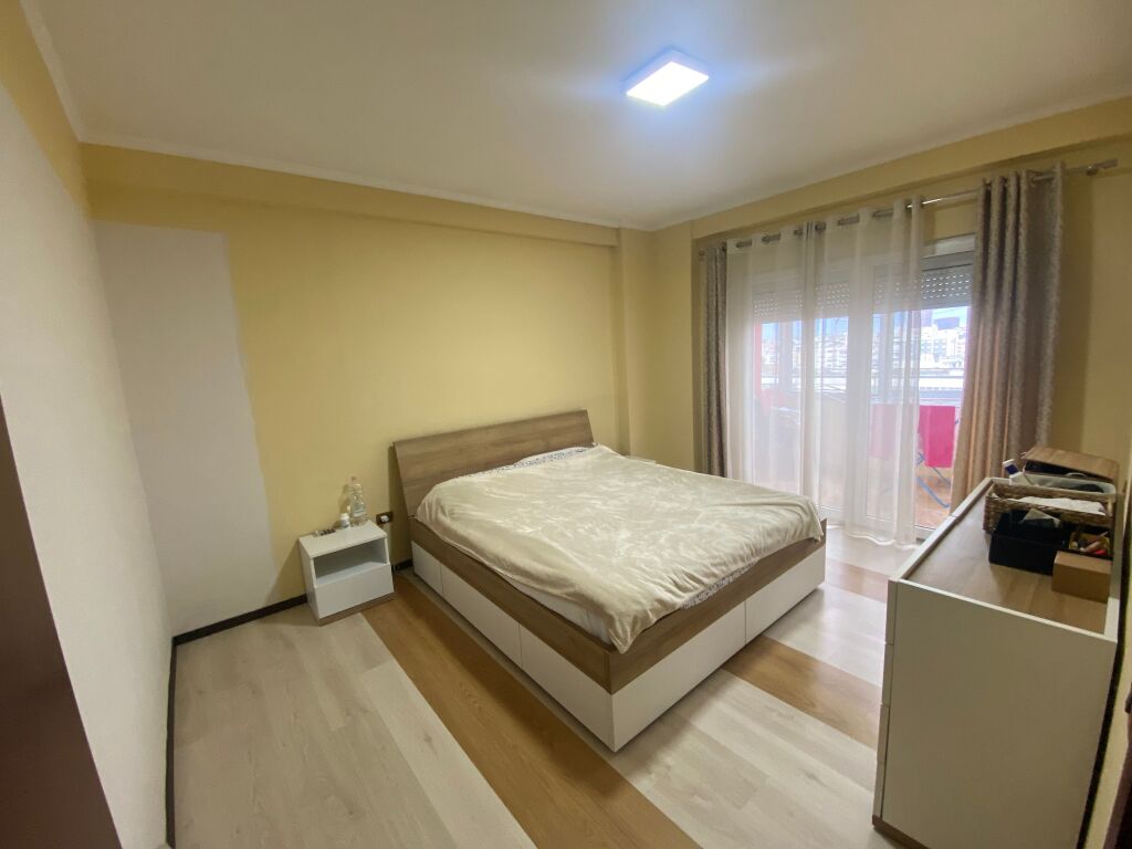 Super apartament 2+1+2, Hotel Queen, Komuna e Parisit