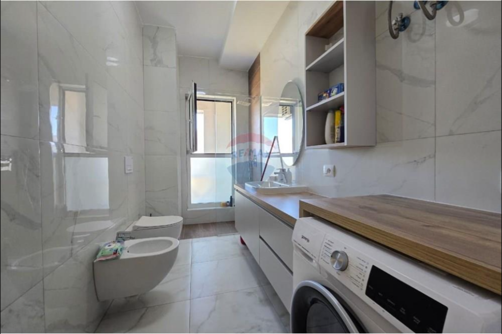 Apartament per shitje 2+1+2 + post parkimi tek Bulevardi i Ri