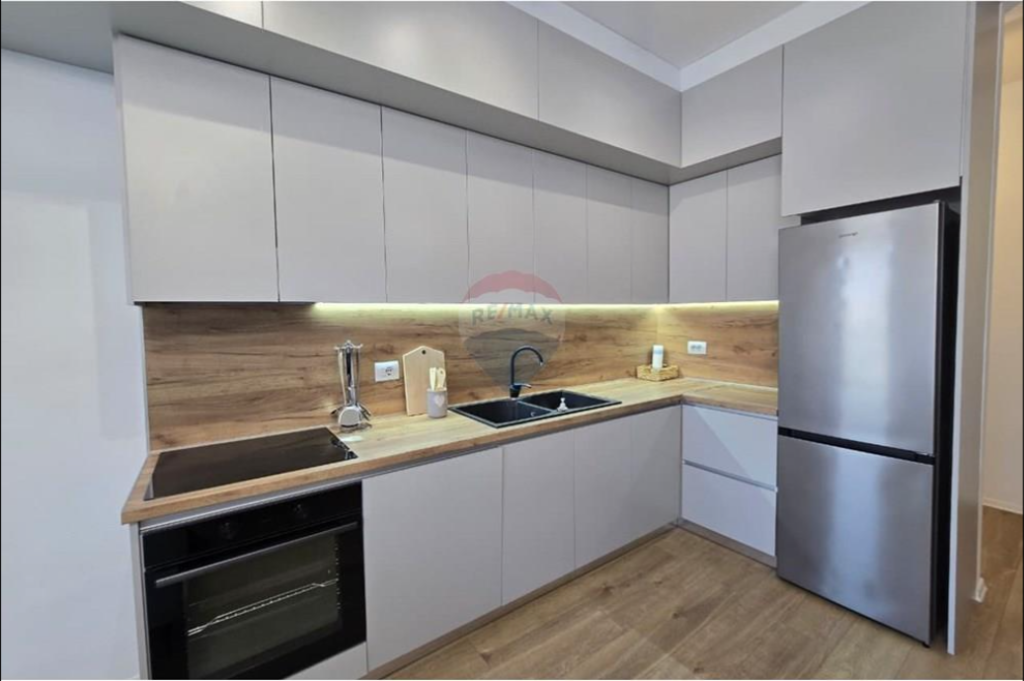 Apartament per shitje 2+1+2 + post parkimi tek Bulevardi i Ri