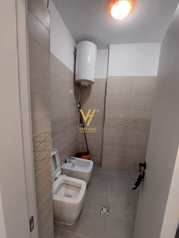 JEPET ZYRE 416 M2 ME QERA TE KOMUNA E PARISIT 4.500 EURO