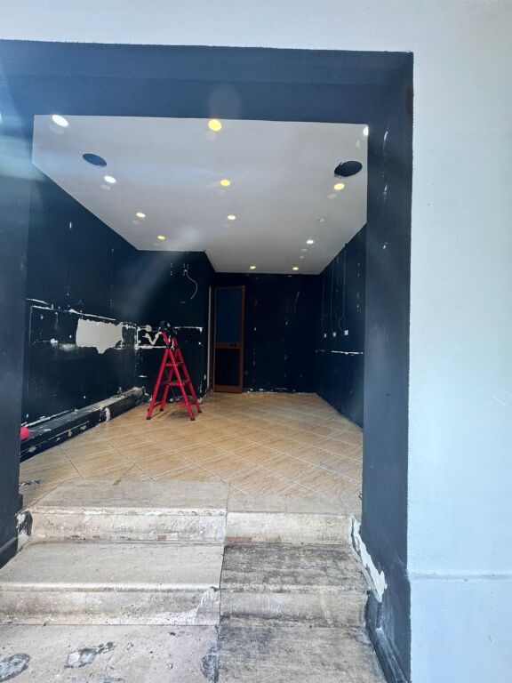 NEGOZIO IN AFFITTO 20 M2 VIA ELBASANIT 60.000 LEKE