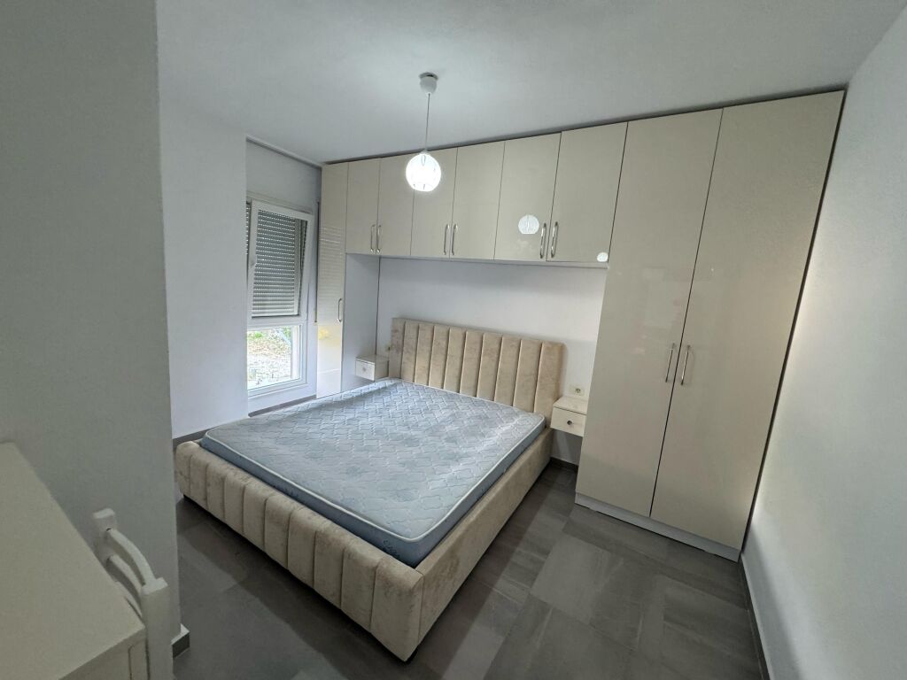 Apartment 1+1 for rent – Ali Demi, Darling Complex  • Location: Ali Demi, Darling Complex  • Typology: 1 bedroom + living room  • Floor: 3 • Price: 45,000 lek / month  The apartment is located in a quiet and family complex, with easy access to transport and various services.  For more information, contact