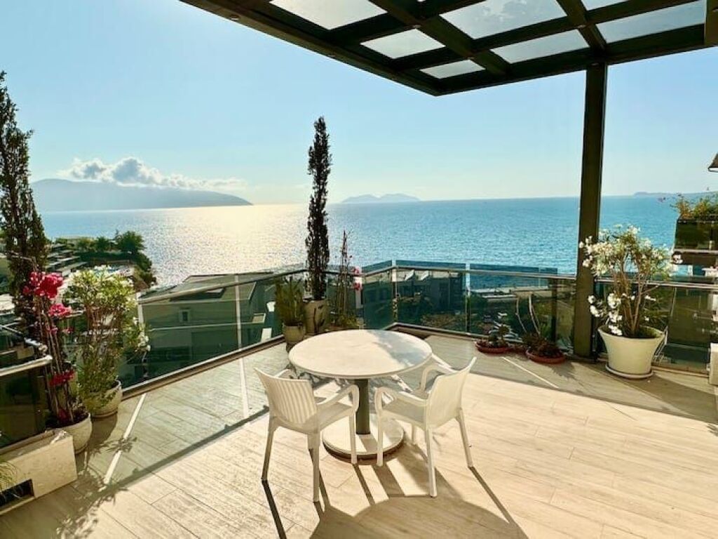 Apartament me Pamje të Plotë nga Deti dhe Tarracë të Madhe – Marina Bay, Vlorë