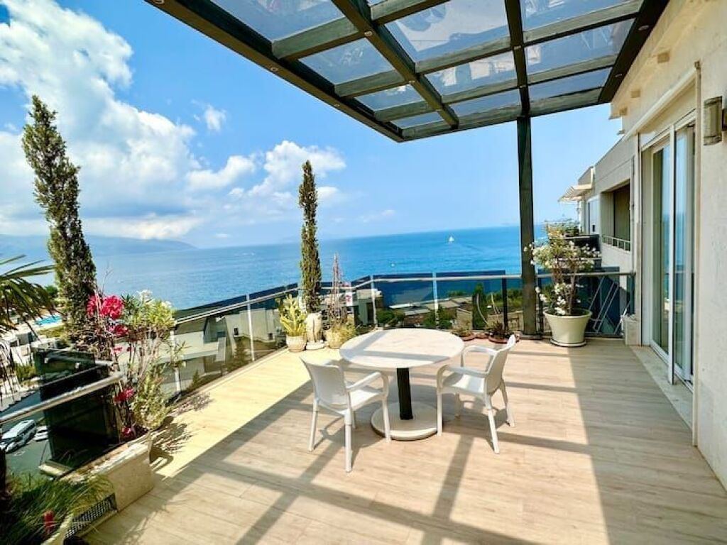Apartament me Pamje të Plotë nga Deti dhe Tarracë të Madhe – Marina Bay, Vlorë