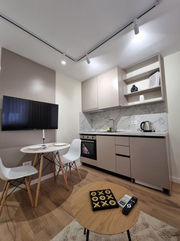SHITEN  DY APARTAMENTE – RRUGA E KAVAJËS (KRYQËZIMI 21 DHJETORIT) ▪️ Kati 5 banim (pallat ekzistues, pa ashensor) ▪️ Sipërfaqe: 65 m² në total, te mobiluar, me hipoteke. ▪️ Apartamenti i  përshtatshëm për banim ose investim B&B  💶 Çmimi: 200.000 € - Widok 5
