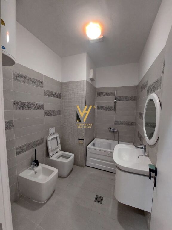 JEPET ZYRE 416 M2 ME QERA TE KOMUNA E PARISIT 4.500 EURO