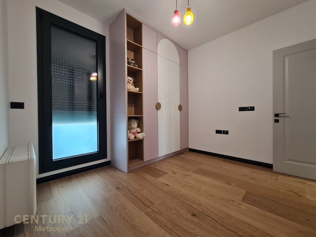Ofrohet Apartament 3+1+2 për Qira me Verande, pranë Qendrës Tregtare TEG! 2,000 € /Muaj