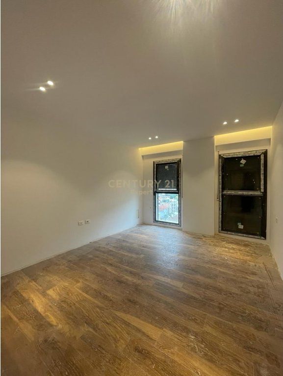 APARTAMENT 2+1 PER SHITJE NE RR. e KOKONOZEVE, PORCELAN !!
