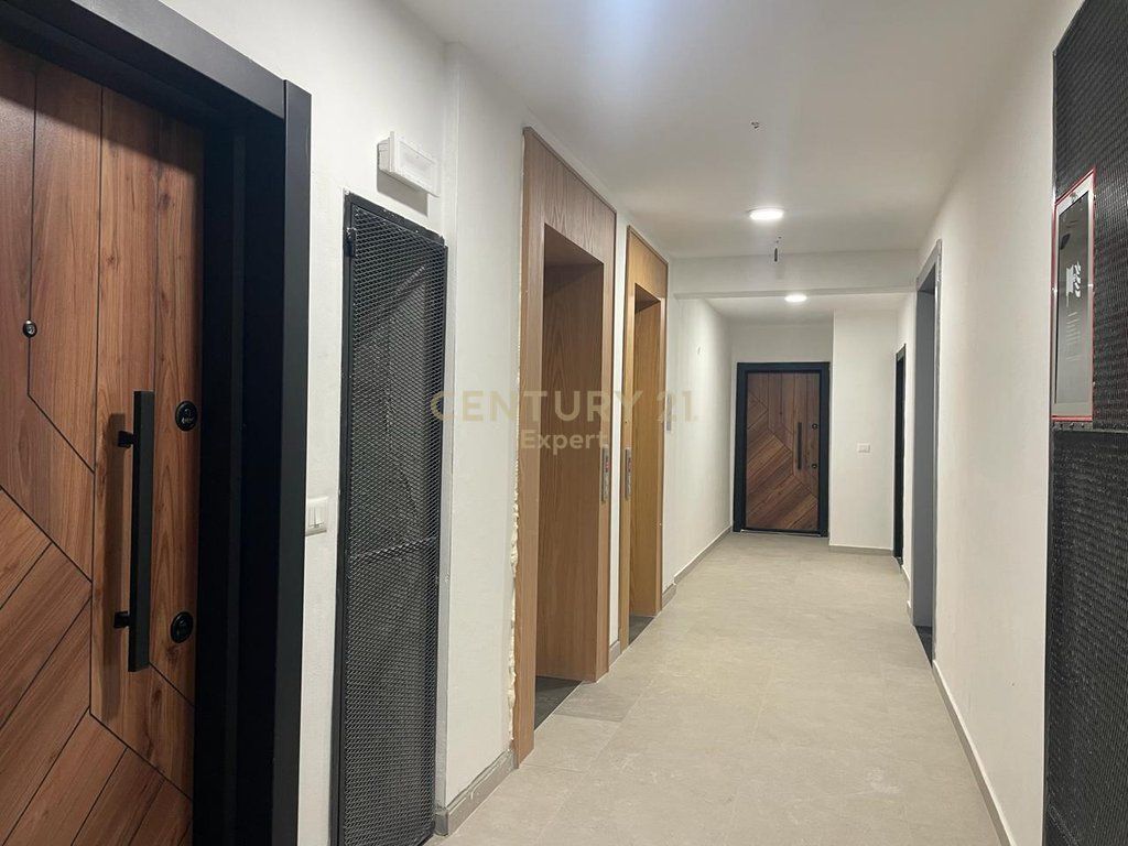 APARTAMENT 2+1 PER SHITJE NE RR. e KOKONOZEVE, PORCELAN !!