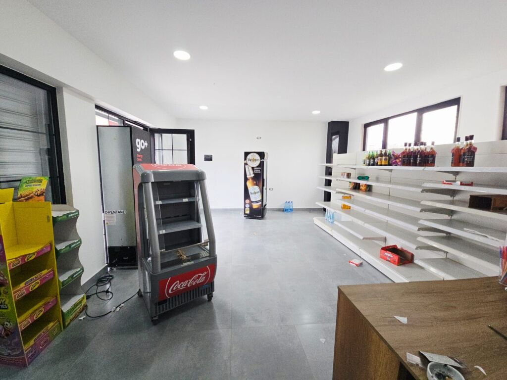 LOCALE COMMERCIALE IN AFFITTO LUNGO LA STRADA A SHKALLNUR DURRES