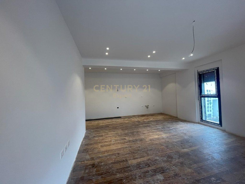 APARTAMENT 2+1 PER SHITJE NE RR. e KOKONOZEVE, PORCELAN !!