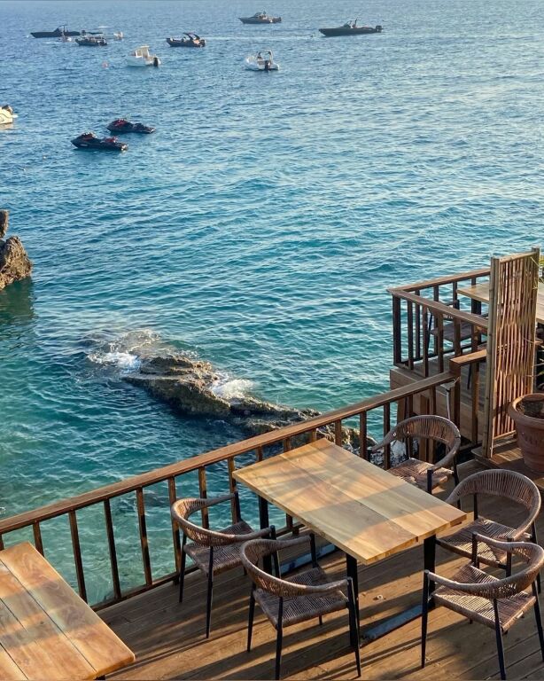 Locale commerciale in vendita sulla strada a Dhermi a 500 m dal mare
