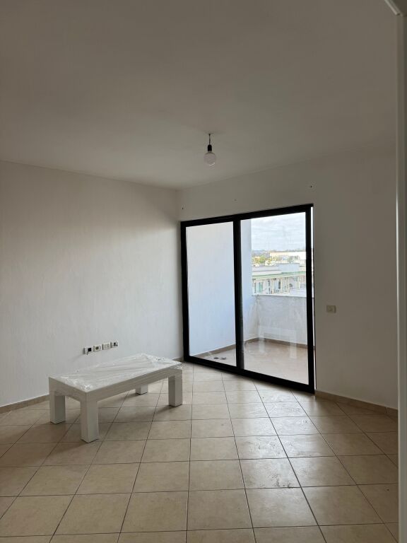 Affittasi appartamento 1+1 + balcone vicino alla rotonda, Astir, Tirana