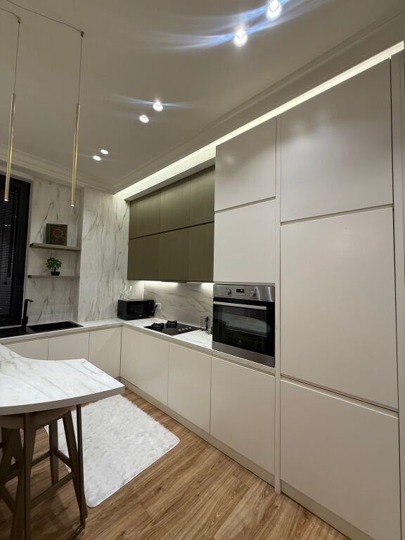 Jepet Apartament 2+1 perfshire post parkimi me qera tek park gate!