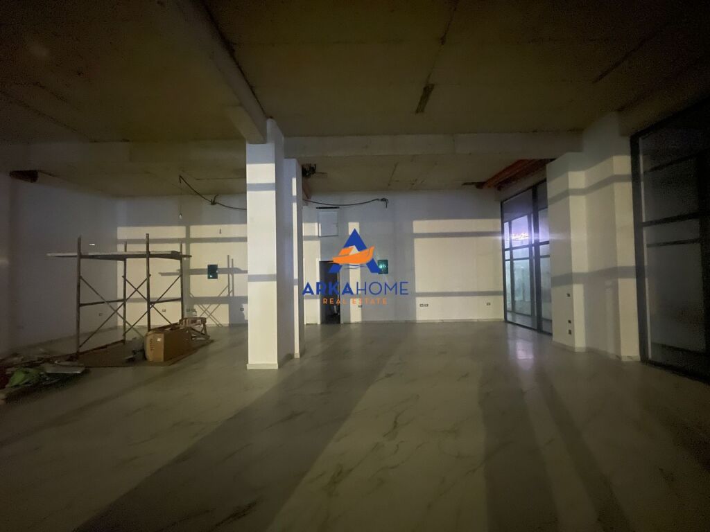 JEPET ME QERA AMBIENT BIZNESI TE ISH PARKU PRANE REPORT TV 130M2 150000 LEKË