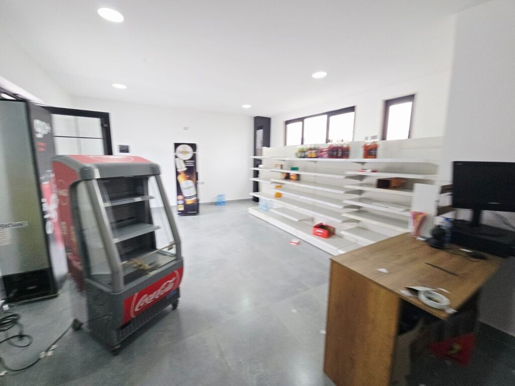 LOCALE COMMERCIALE IN AFFITTO LUNGO LA STRADA A SHKALLNUR DURRES