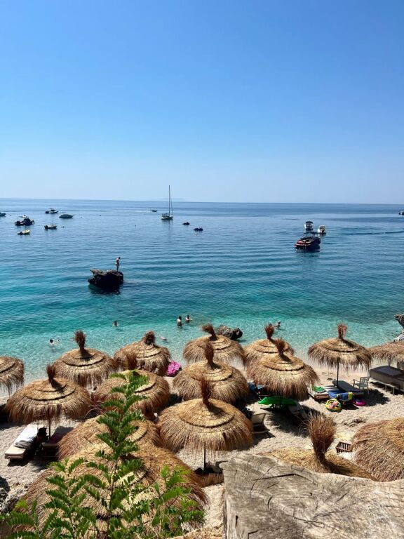 Locale commerciale in vendita sulla strada a Dhermi a 500 m dal mare