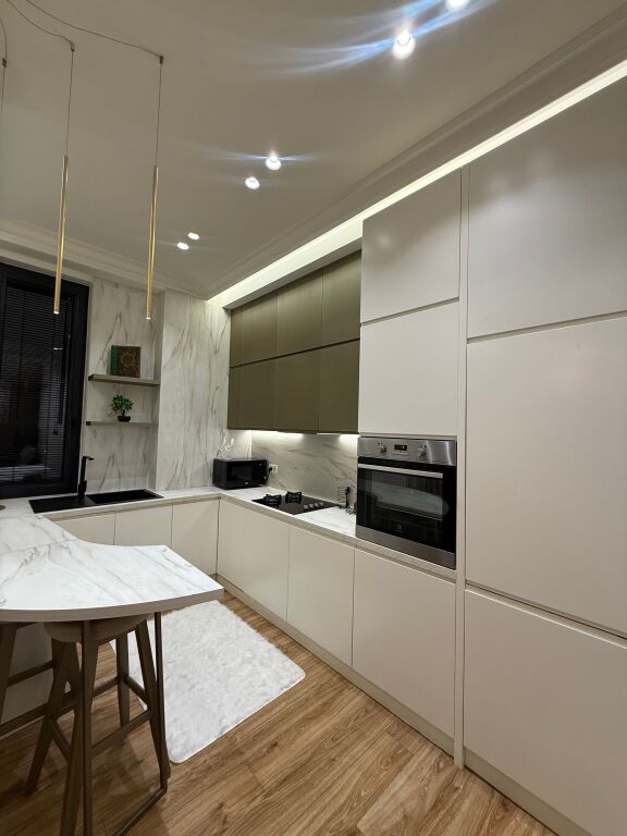 Jepet Apartament 2+1 perfshire post parkimi me qera tek park gate!
