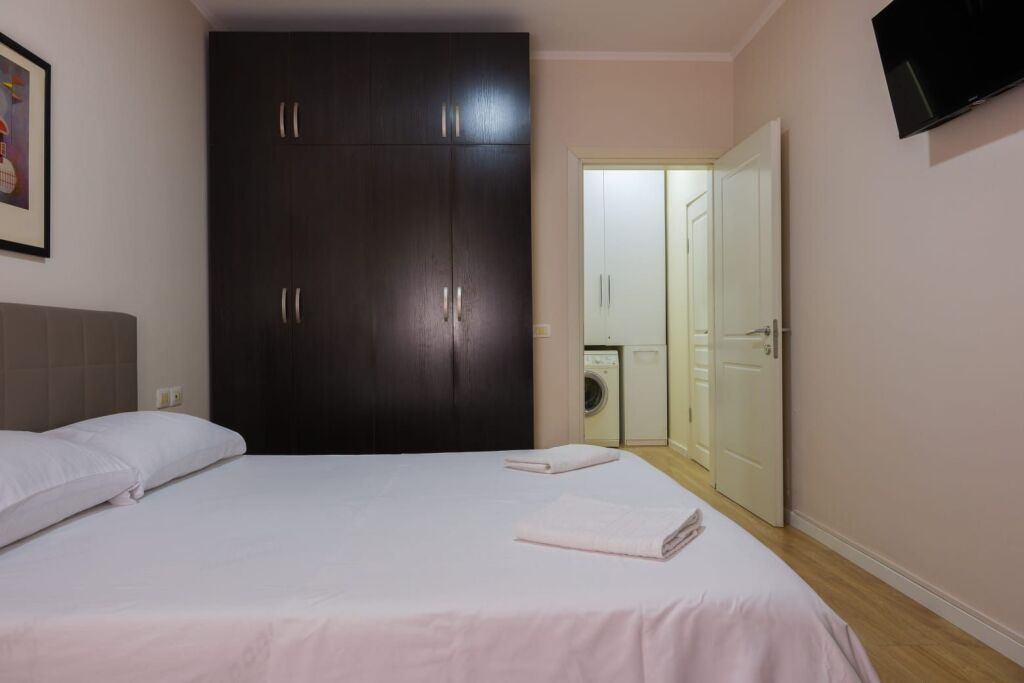 Eskluzive, Jepet me qera apartament modern ne Qender te Tiranes