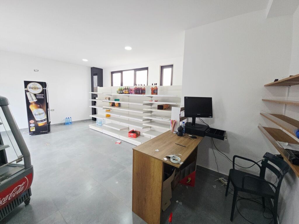 LOCALE COMMERCIALE IN AFFITTO LUNGO LA STRADA A SHKALLNUR DURRES